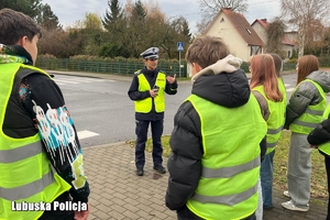 policjantka rozmawia z młodzieżą