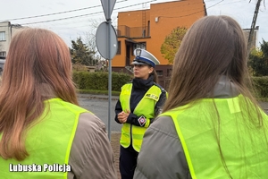 policjantka rozmawia z młodzieżą