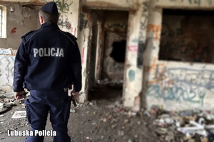 policjant kontroluje pustostan