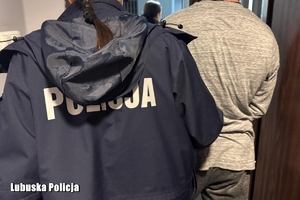 policjantki prowadzą mężczyznę