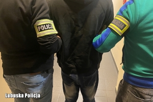 policjanci prowadzą mężczyznę