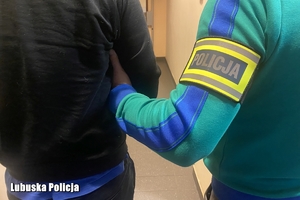 policjanci prowadzą mężczyznę