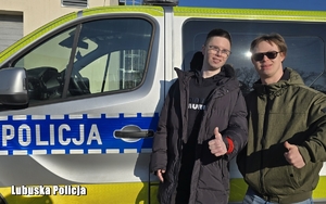 chłopcy przy radiowozie