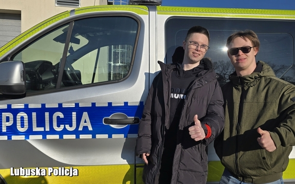 chłopcy przy radiowozie