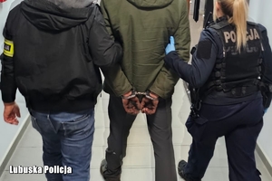 policjanci prowadzą mężczyznę