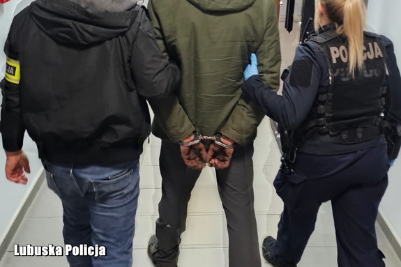 policjanci prowadzą mężczyznę