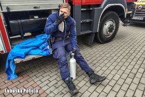 policjant pobierający tlen z maseczki