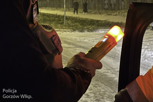 policjant trzyma urządzenie kontrolne