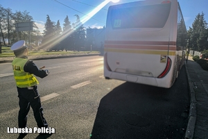 policjantka kontroluje stan autokaru