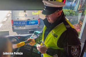 policjant kontroluje stan trzeźwości kierowcy