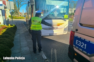 policjantka kontroluje stan autokaru