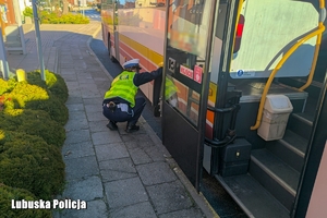policjantka kontroluje stan autokaru