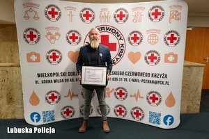 mężczyzna przy ściance reklamowej