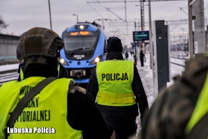 Policjantki oraz żołnierze podczas wspólnego patrolu