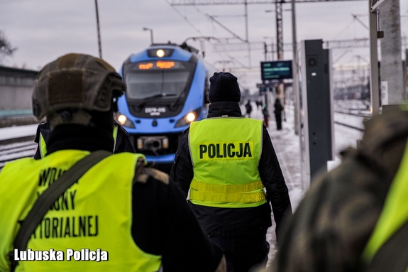 Policjantki oraz żołnierze podczas wspólnego patrolu