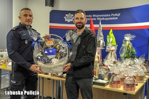 Komendant wręcza prezenty