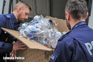 Policjanci niosą prezenty