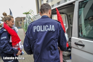 Policjanci niosą prezenty