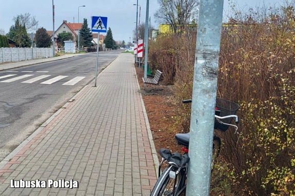 rower przy przejeździe kolejowym