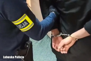 policjant prowadzi mężczyznę