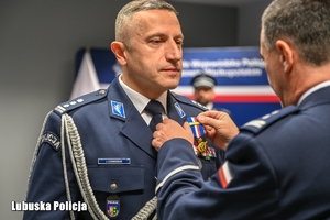 Komendant Wojewódzki otrzymuje medal