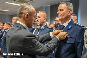 Wojewoda wręcza medal