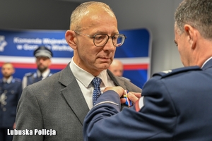 Wojewoda otrzymuje medal