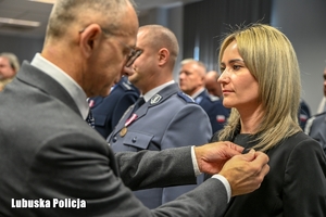 Wojewoda wręcza medal