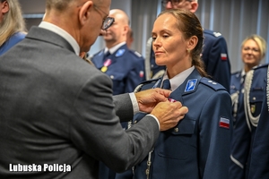 Wojewoda wręcza medal policjantce