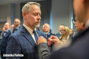 Mężczyzna otrzymuje medal