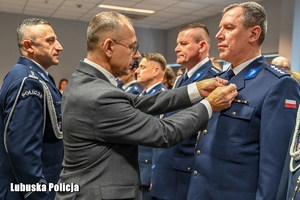 Wojewoda odznacza policjanta