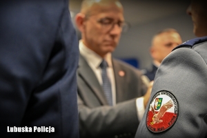 Wojewoda odznacza policjanta