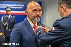 Pracownik cywilny otrzymuje medal