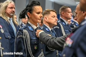 Policjantka otrzymuje medal