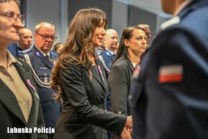 Kobieta odbiera gratulacje