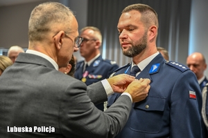 Policjant otrzymuje medal
