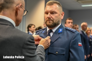 Policjant otrzymuje medal