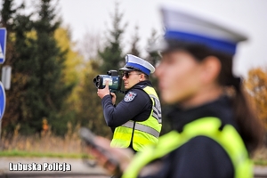 Policjant mierzy prędkość