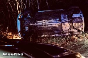 przewrócony samochód