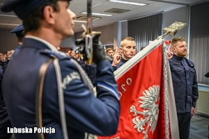 policjanci ślubują na sztandar
