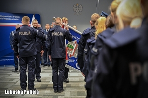 policjanci ślubują na sztandar