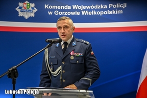 policjant przemawia przez mikrofon