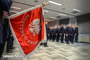 poczet sztandarowy i policjanci