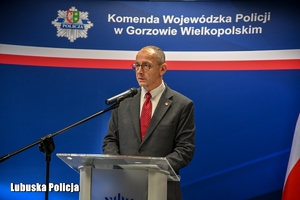 Wojewoda Lubuski przemawia przez mikrofon