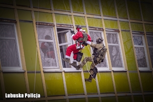 policjanci wchodzą przez okno