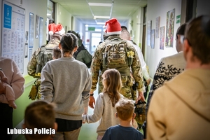 policjanci idą przez korytarz szpitala