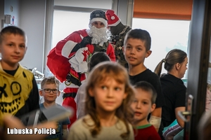 dzieci i policyjny Mikołaj
