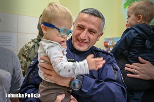 dziecko na rękach policjanta
