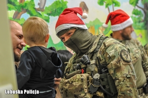 policjant rozmawia z dzieckiem