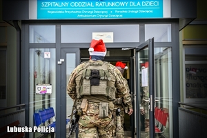 kontrterroryści wchodzą do szpitala